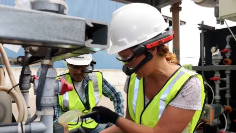 Worker with realwear intrinsicially safe hmt 1z1 